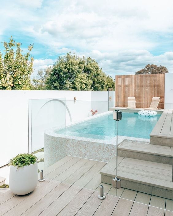 Quel aménagement réaliser autour d'une piscine hors-sol