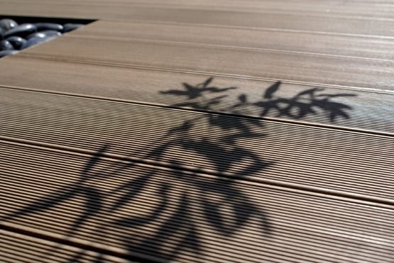 Terrasse en bois composite ombragée