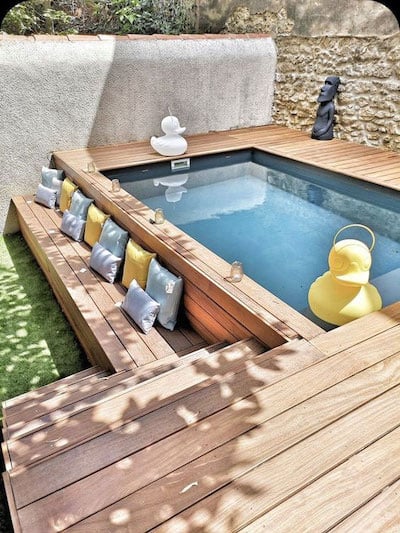 Bord de piscine hors sol avec banc intégré
