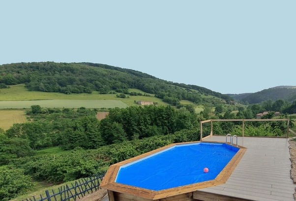 Terrasse composite bord de piscine hors sol avec belle vue