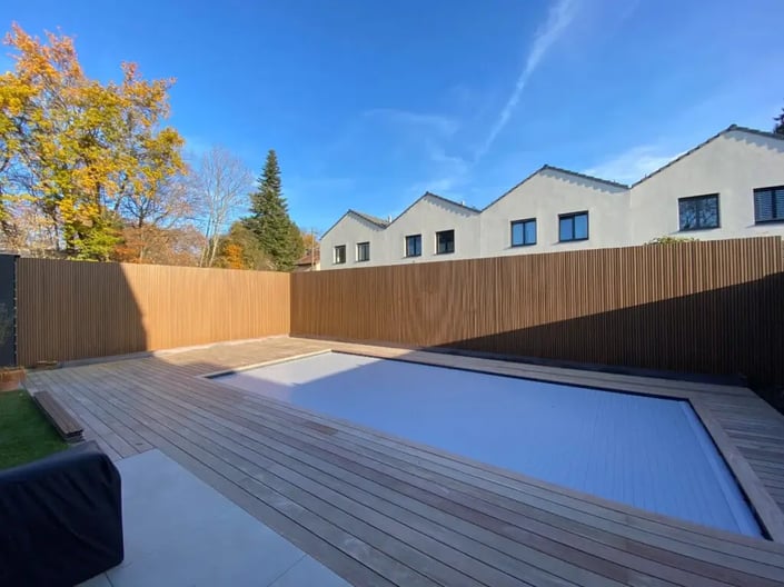 brise vue contour de piscine en claire-voie composite Neo vertical teinte teck