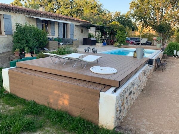 Terrasse en bois composite UltraProtect mobile sur piscine semi enterree