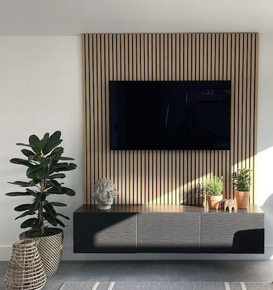 Mur de tasseau décoratif derrière une télé