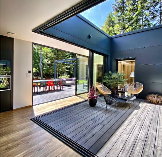 terrasse en bois composite neowood avec salon de jardin en corde