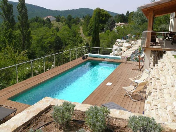 Piscine incrustée dans une terrasses suspendue en bois