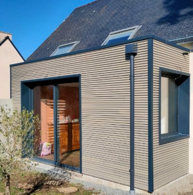 extension maison avec faux claire-voie composite teinte sable
