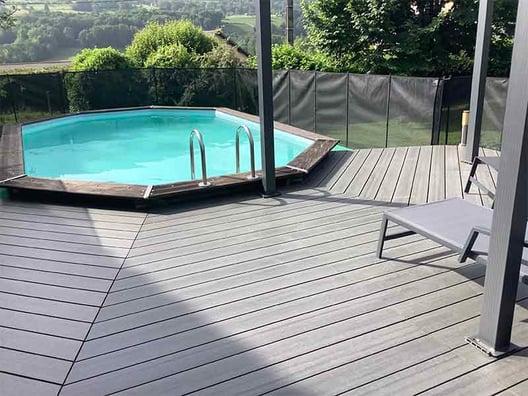Terrasse bois composite béton et piscine tubulaire