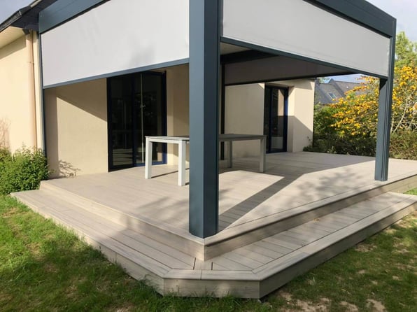 Terrasse en bois composite avec pergola à toit rétractable