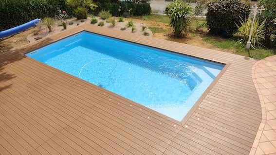 piscine avec contour en lame composite