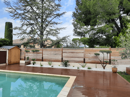 terrasse bord de piscine en bois composite
