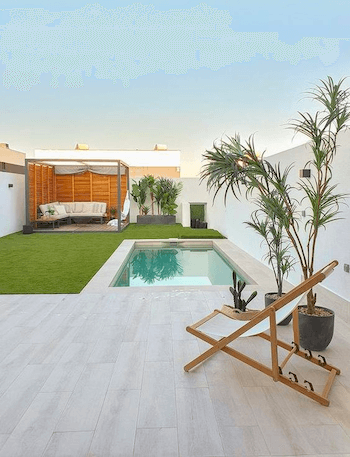 terrasse avec décoration épurée et piscine