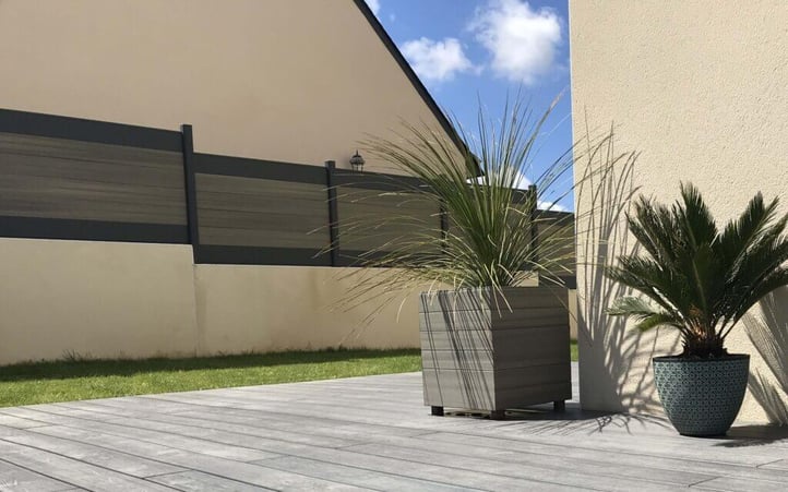 terrasse composite ultraprotect et clôture sur muret composite et alu
