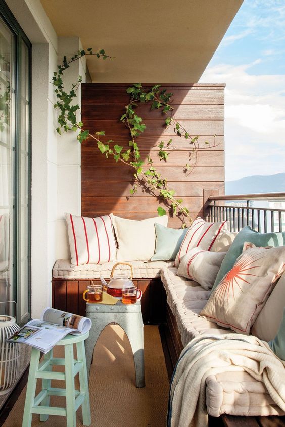 bardage bois composite pour séparer votre balcon des voisins