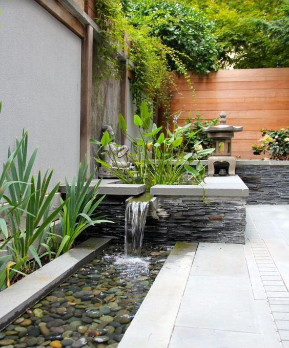 Terrasse zen avec point d'eau et bardage bois