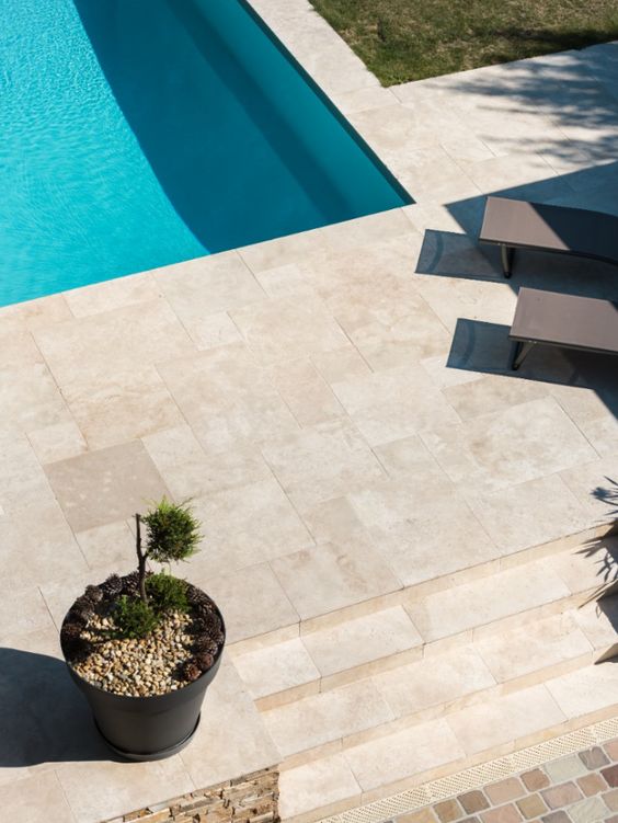 terrasse en pierre en contour de piscine