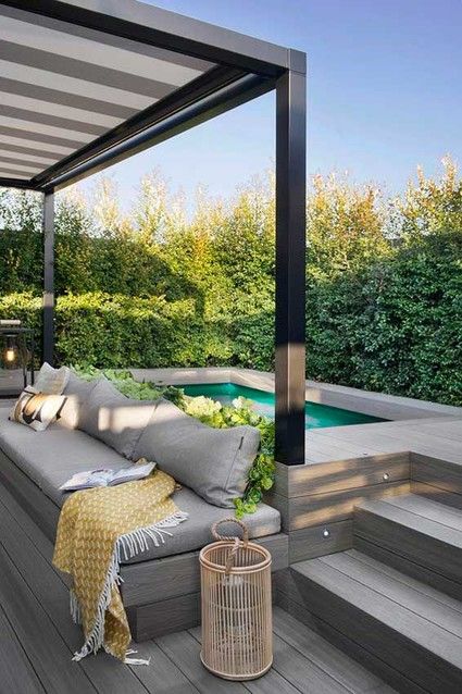 Terrasse composite pour piscine hors sol, banquette et pergola