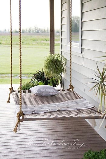 fauteuil suspendu style hamac pour une idée déco terrasse moderne