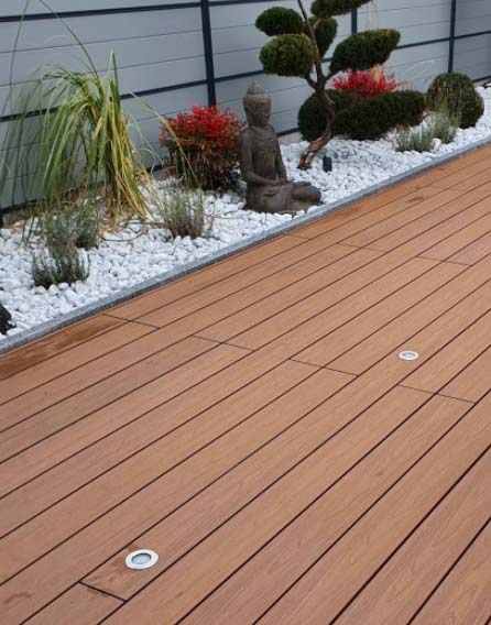 Terrasse en bois composite UltraProtect teinte teck par neowood installée par Aloha Paysage