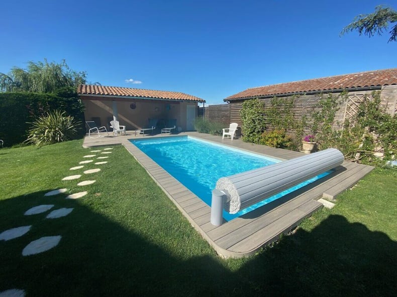aménagement paysager piscine avec terrasse composite, dalles et gazon