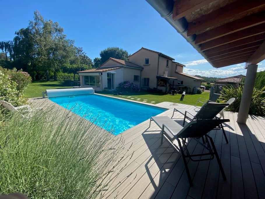 terrasse de piscine en lames composite couleur sable finitions structurées imitation bois