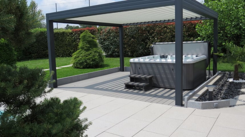 espace détente avec spa pergola et terrasse composite neowood teinte béton