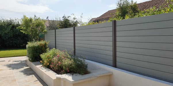 Clôture en aluminium et composite teinte béton Neowood