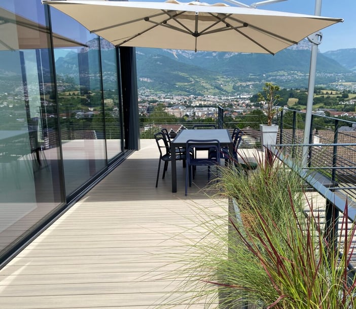 terrasse balcon en bois composite ultraprotect sable avec parasol