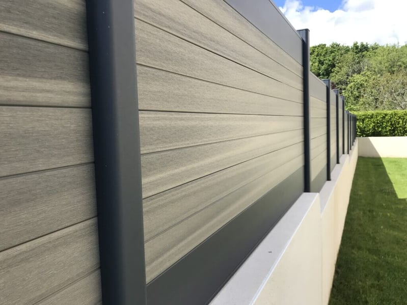 clôture métallique et composite couleur sable neowood