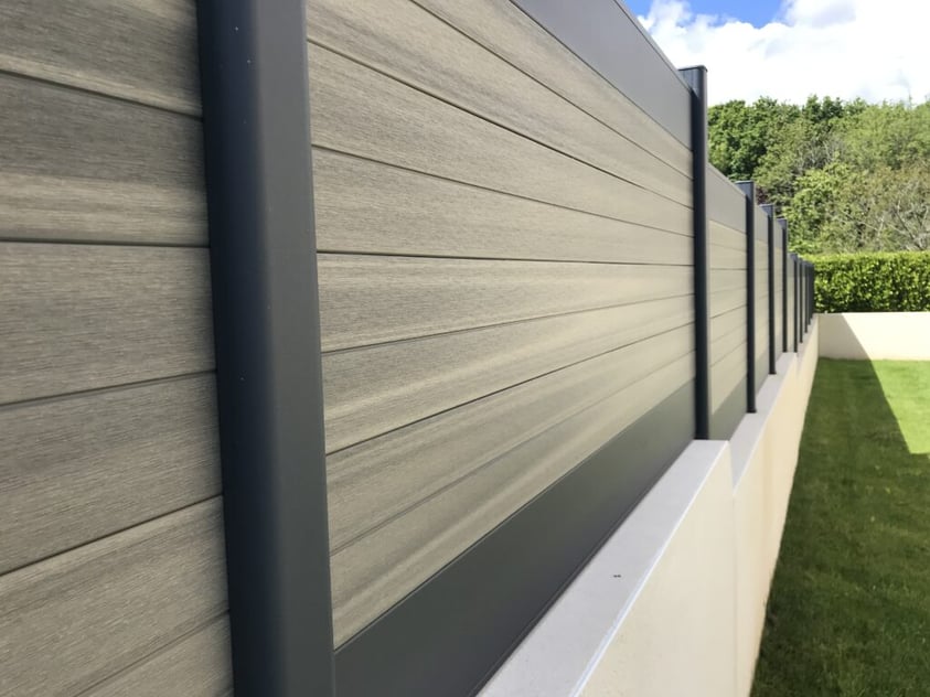 clôture composite couleur sable et aluminium neowood
