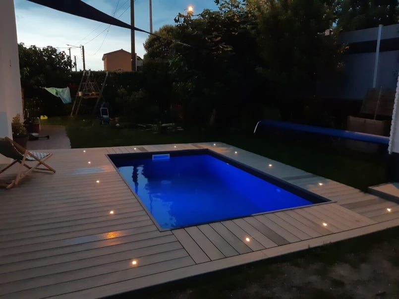 terrasse composite ultraprotect neowood avec spot encastrables contour piscine