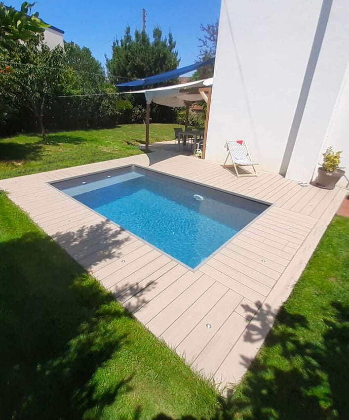 Terrasse composite UltraProtect teinte sable en contour de piscine