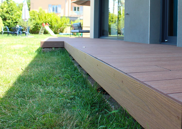 plinthe en bois composite sur contours terrasse ultraprotect