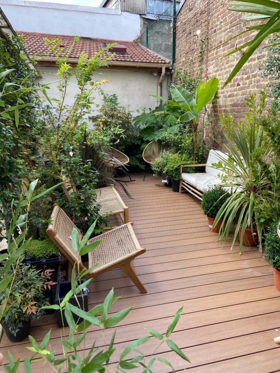 cours intérieure avec terrasse teck composite et plantes