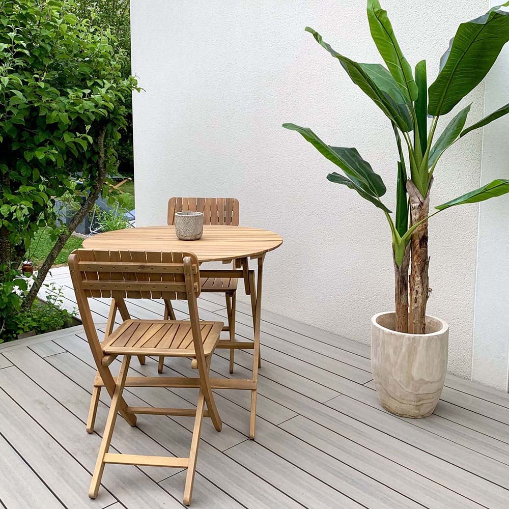 terrasse ultraprotect avec petite table en bois et plante gagnant concours photos