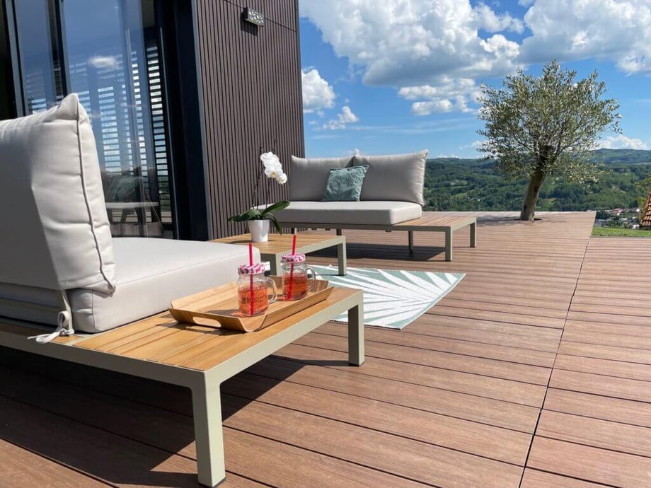 salon de jardin sur terrasse en bois composite ultarprotect avec pose droite des lames