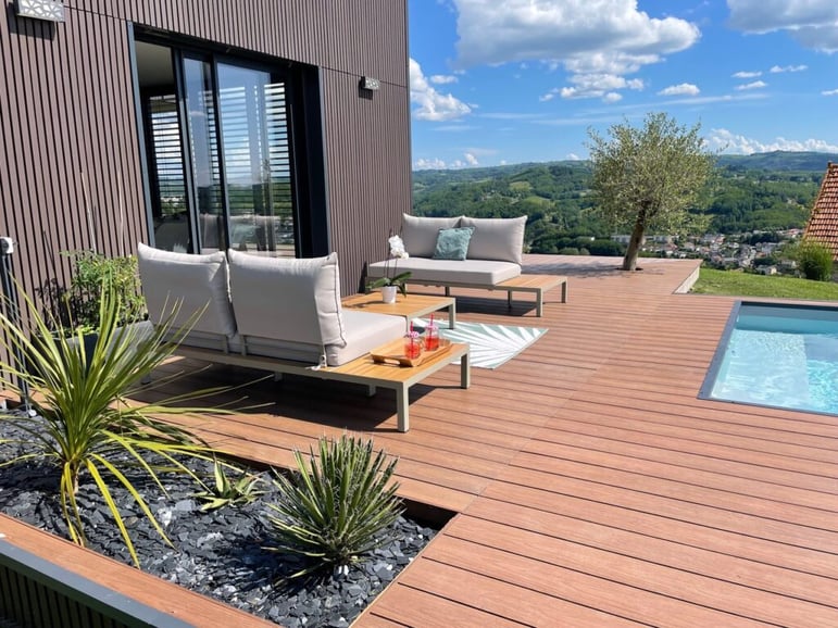 salon de jardin et plantes incorporées sur terrasse composite teinte ipé neowood