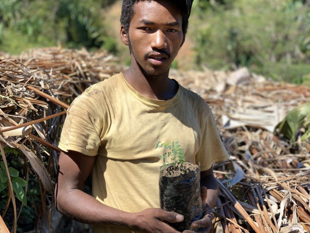 plantation avec Faho, un habitant de l'île de Masoala