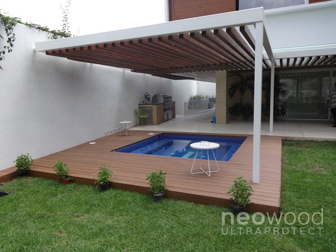 lame de terrasse composite ultraprotect neowood disposé autour d'une piscine spa