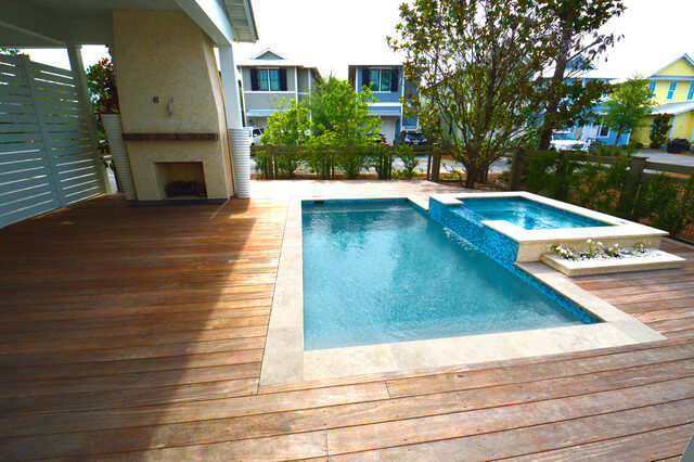 lame de terrasse composite autour d'une piscine
