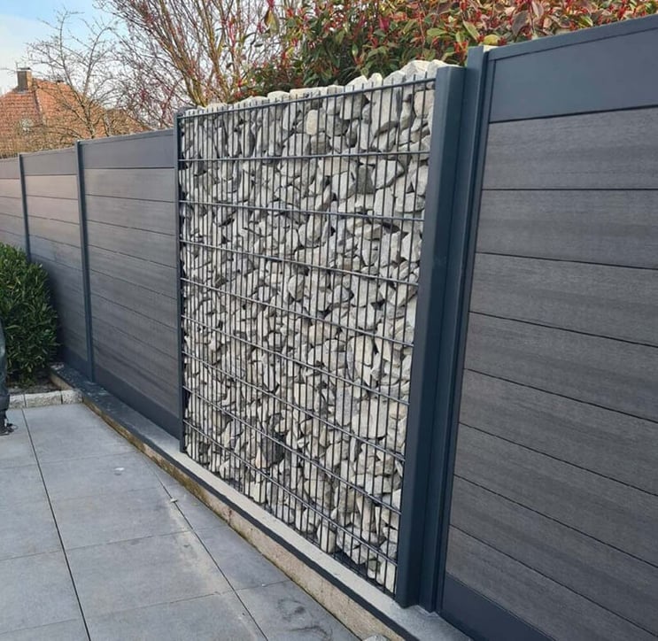 cloture composite et aluminium avec mur en gabion