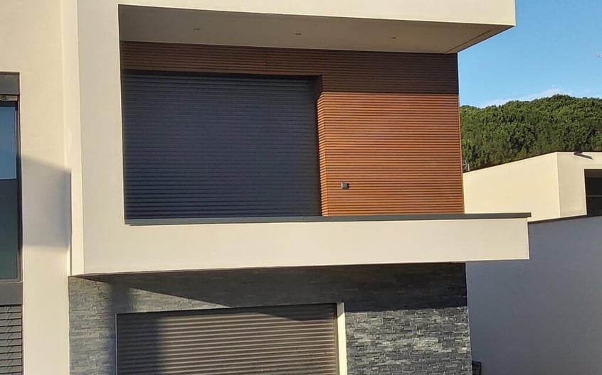 faux claire-voie composite Neo XS teinte teck pose horizontal pour isoler une maison