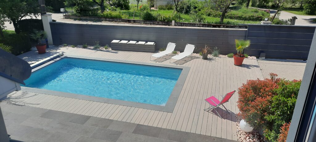 terrasse moderne avec bois composite en contours de piscine