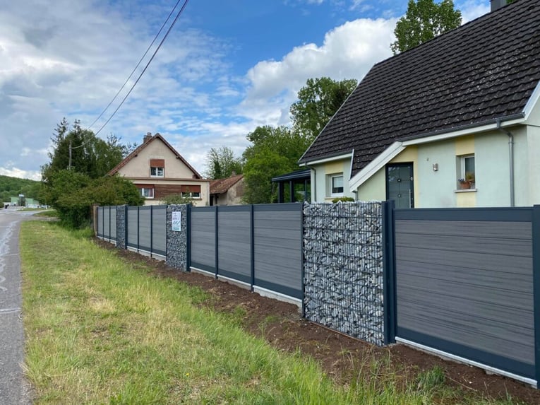 clôture composite et murs en gabion