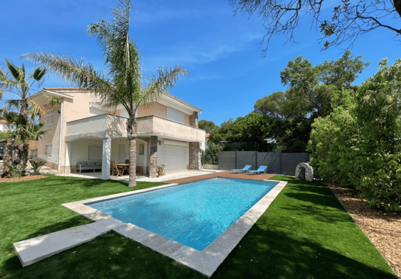 jardin avec piscine, terrasse et clôture composite teinte anthra