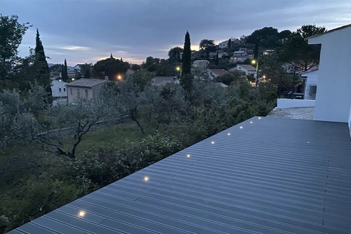 balisage lumineux sur terrasse composite avec vue