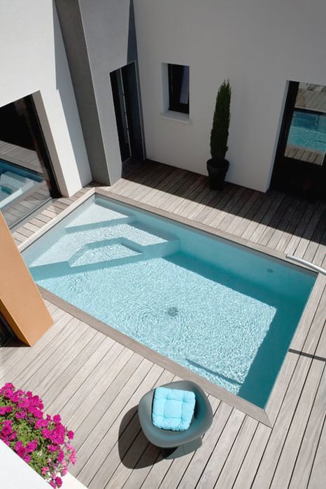la terrasse bois composite parfaite pour aménager votre endroit piscine
