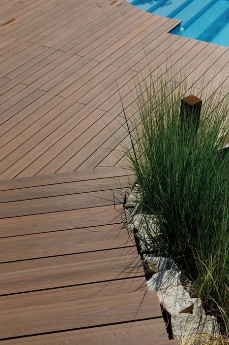 une terrasse en bois composite pour vos belles soirées d'été