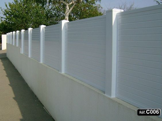 clôture en PVC blanche sur muret