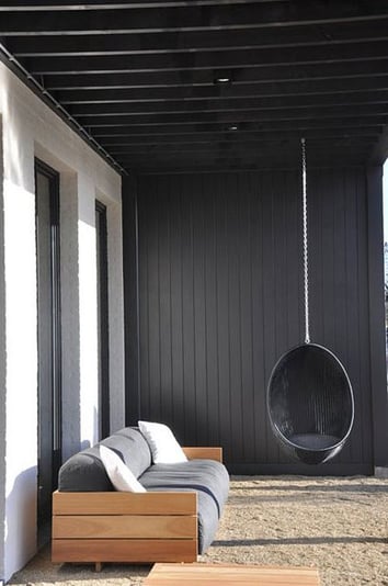 fauteuil suspendu avec bardage vertical gris anthracite