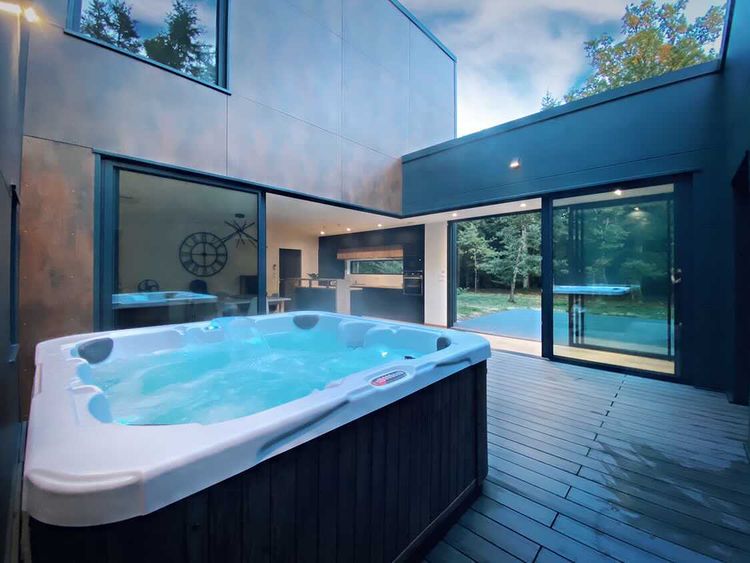 patio avec spa posé sur une terrasse composite ultraprotect gamme extrême